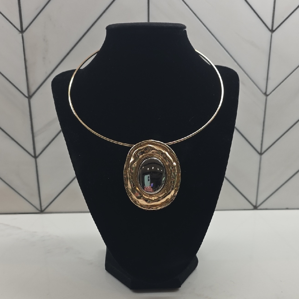 Elegant Gold Pendant Necklace